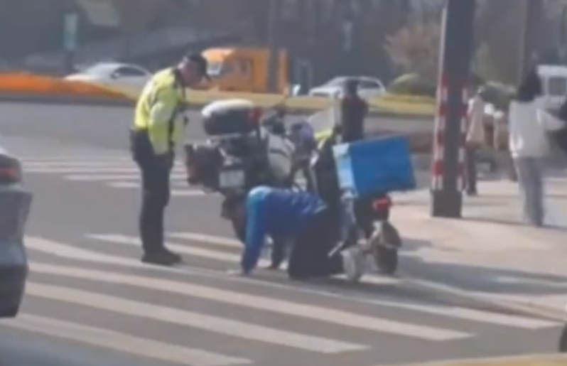 闖紅燈遇警方攔查　外送員下跪求情不成...直衝路中央高喊：我不活了