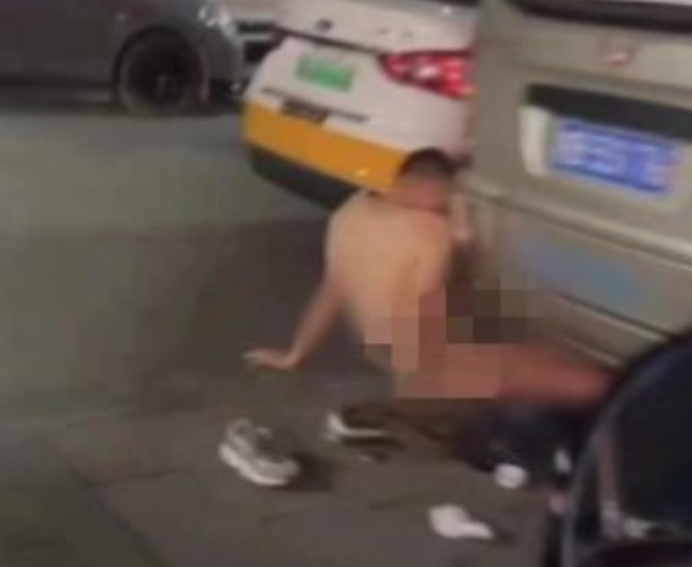 酒醒想鑽地！醉漢當街脫光「硬上排氣管」　網譏：車主可替愛車告性侵嗎