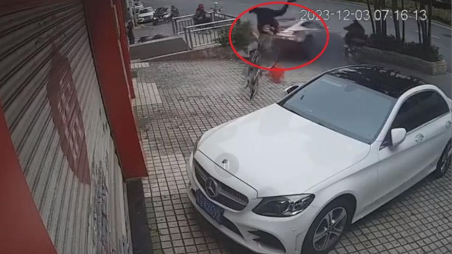 影/驚悚！賓士跑車突「失控大甩尾」　單車男買菜遭砸飛斃命