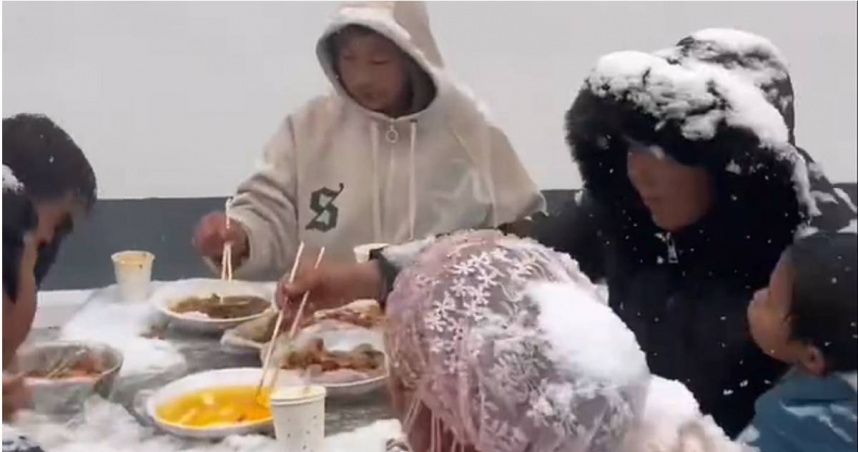 影/「流水席」變「流雪席」！婚宴辦桌突然天降大雪　賓客淡定用餐場面有趣