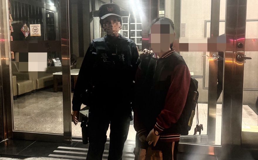 影/台中國中生鑰匙「遺失」！暖警陪返校到處找　赫然想起「在書包裡」