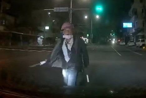 影/彰化男撿東西被叭抓狂！持刀追逐砍車嚇壞駕駛　因為車上有「5月大嬰兒」