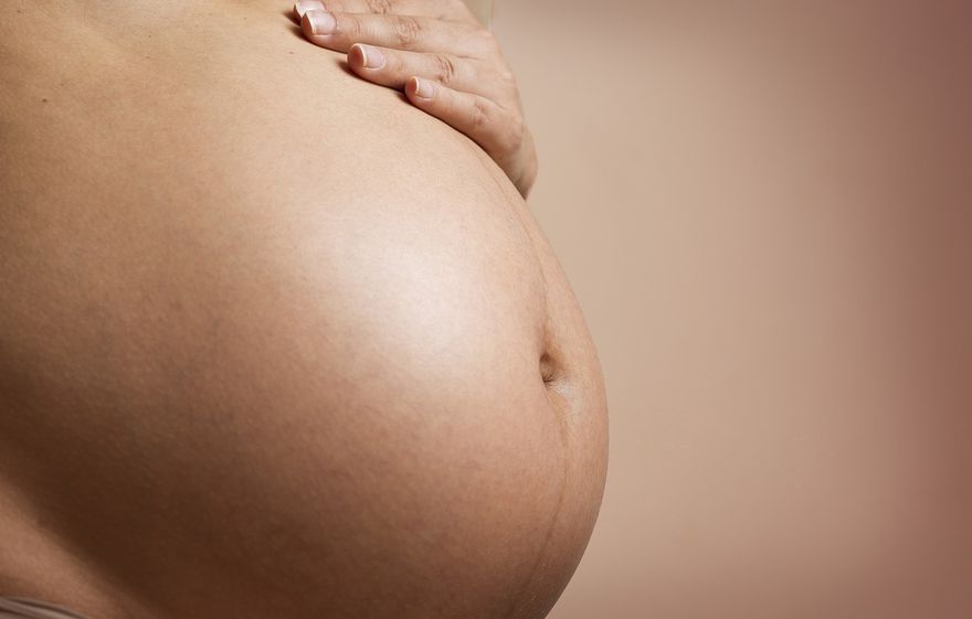 女子未婚未孕肚子卻像「臨盆孕婦」　經手術取出「21公斤」卵巢腫瘤
