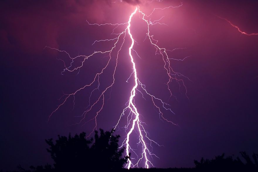 16名親戚搭船喝喜酒遇暴風雨　躲鐵皮棚下慘遭雷擊「婚禮變喪禮」