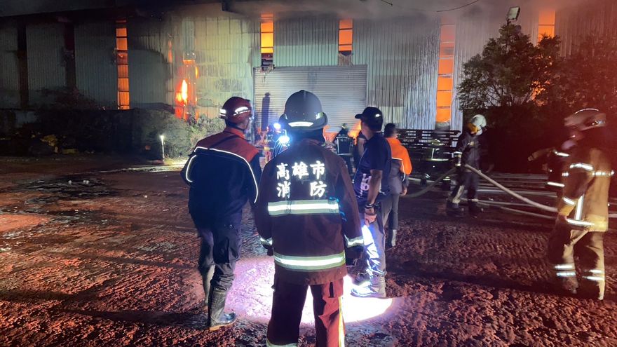 影/高雄楠梓深夜大火　「跟老公吵架」悍妻點火燒房子、嚇壞鄰居