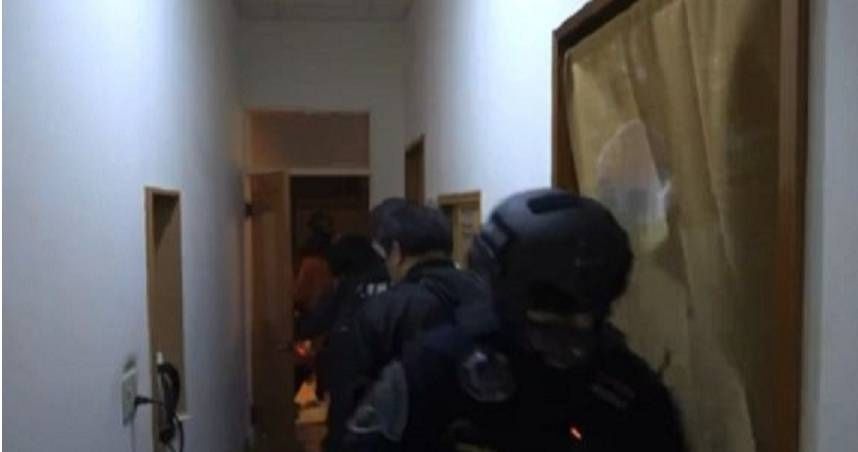 桃園透天厝藏「推筒子」賭場！　警突破監控破門逮34人