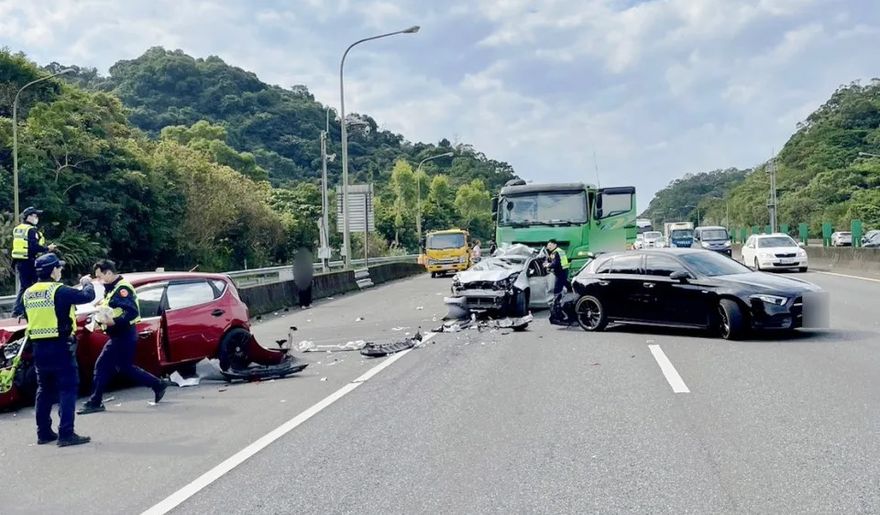 又是撿手機！國3南深路交流道聯結車釀1死7傷　駕駛羈押獲准