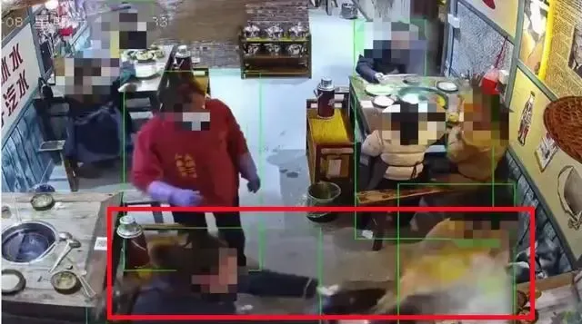 影/她火鍋吃一半…突遭陌生女「端熱湯狠潑」　臉部慘燙傷起水泡