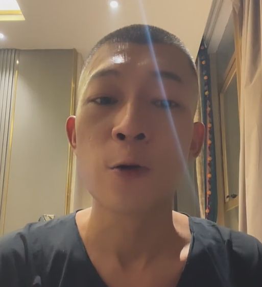 快訊/遭馮語婷不斷圍剿！　鳳梨自摑巴掌開直播道歉了