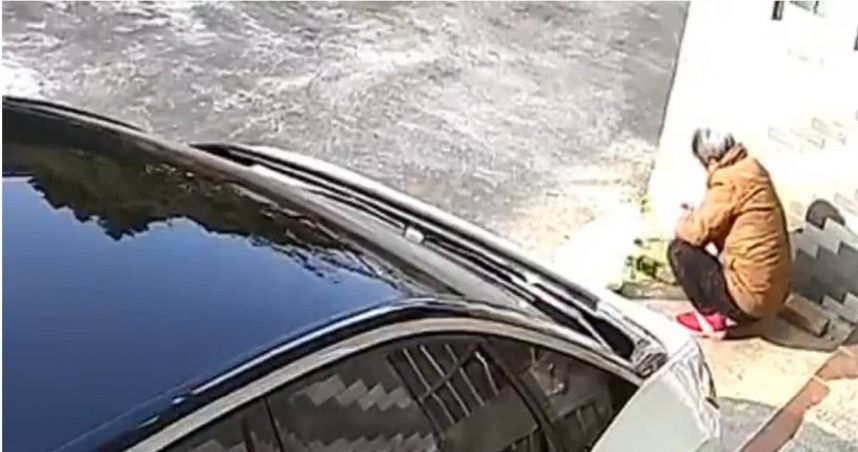 影/心碎！女子剛買電動車不熟車況　「一踩油門」就暴衝撞死外婆