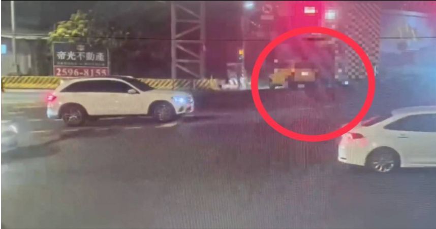小黃違規左轉撞上對向機車！騎士「煞車不及遭噴飛」　顱內出血搶救中