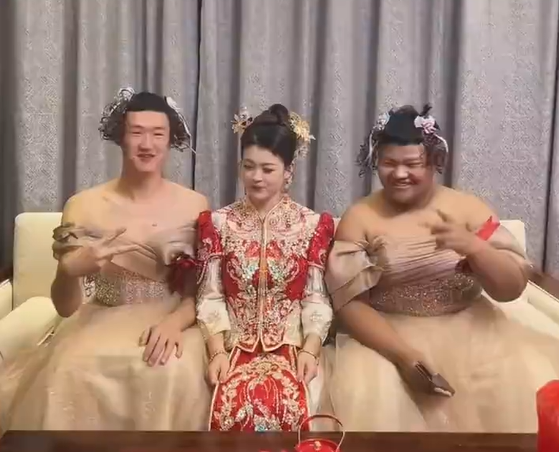 影/伴娘不夠、弟弟來湊！穿上禮服伴姊出嫁　婚禮嗨跳「科目三」