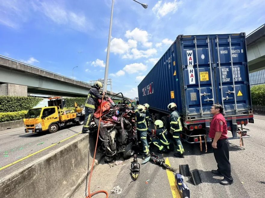 為撿痠痛藥膏！「貨櫃車夾死夫妻」今開庭　駕駛1640萬和解判緩刑