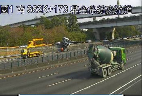 快訊/國1鼎金系統車禍！聯結車駕駛衝破護欄　「半個車頭騰空」畫面曝