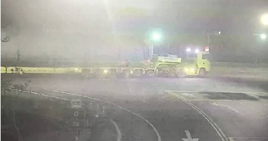 台南驚現超過30公尺長「圓筒大物」！　路人看傻...警方回應了