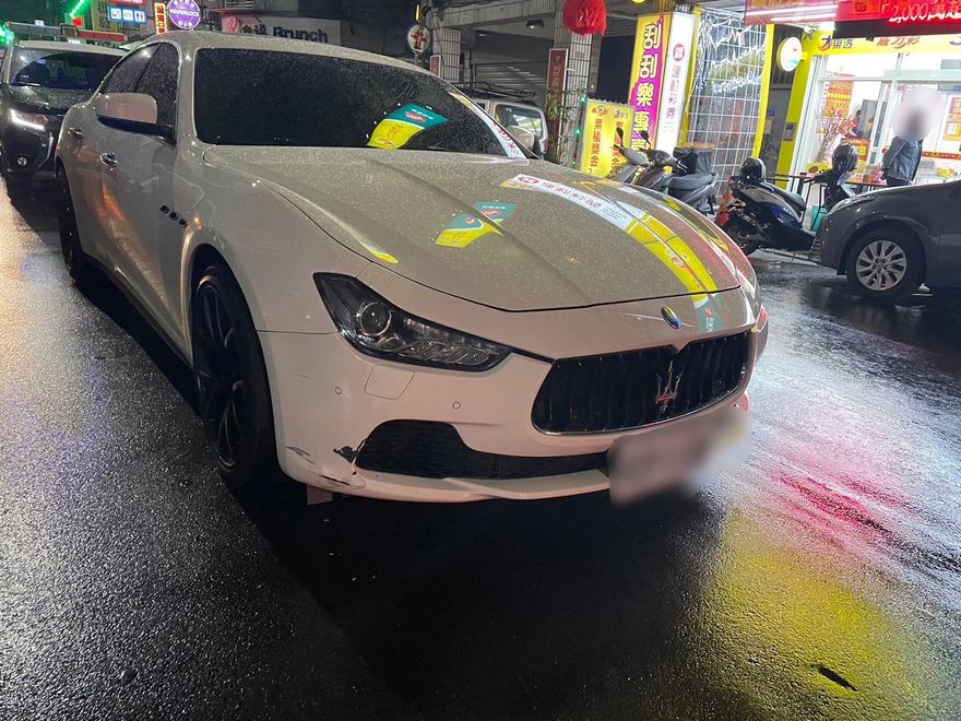 影/現世報？他偷婦人手提袋騎車逃離　沒多久竟撞上千萬瑪莎拉蒂超跑