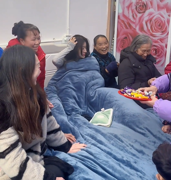 影/一臉懵！女子到男友家留宿一宿　起床驚見親戚圍滿床「搶看未來媳婦」