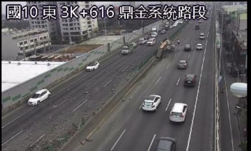 快訊/國10鼎金系統驚見砂石車翻覆！滿地泥砂1車慘遭波及現場回堵中