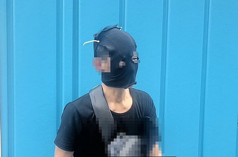影/有點遜！警追贓車破獲電線竊案　驚見嫌犯自製搞笑「搶匪頭套」