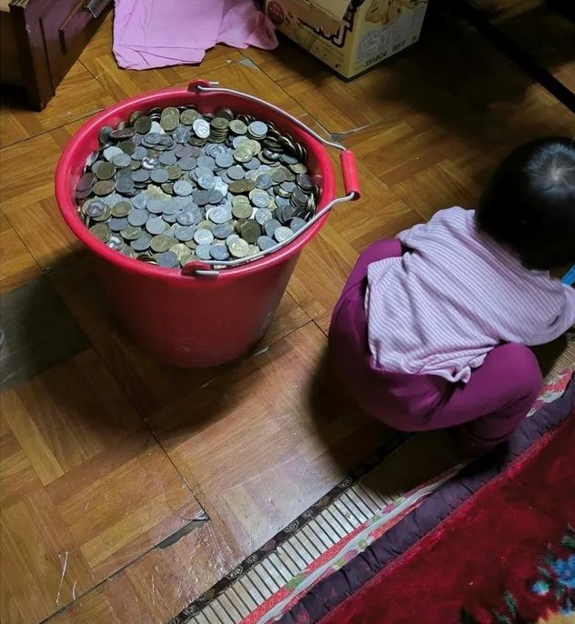 超狂！20年「無痛存錢法」攢下「一桶金」　家人數錢數到手變黑