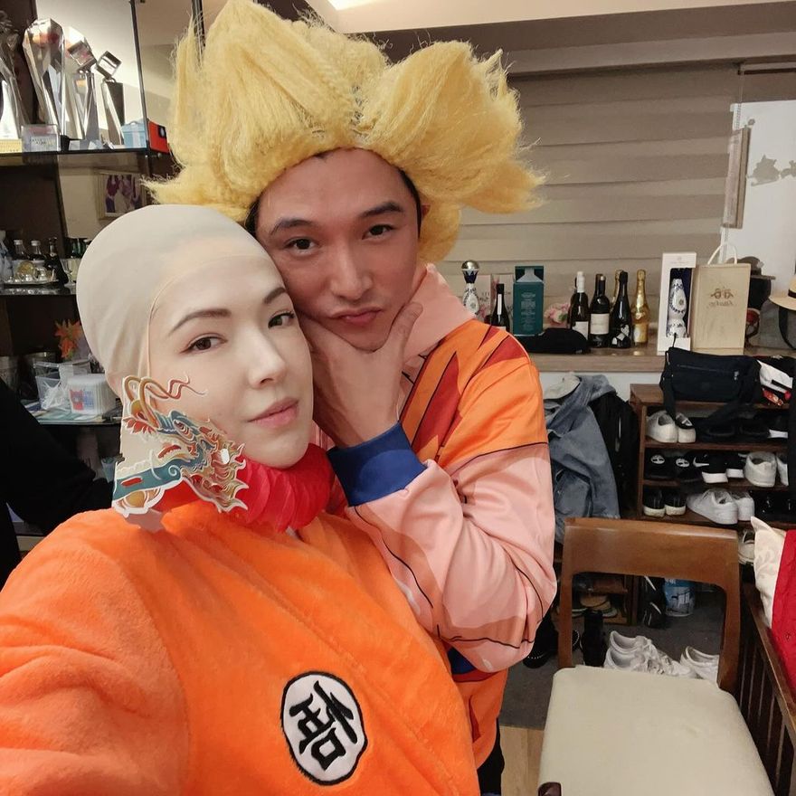 大玩Cosplay放閃！許瑋甯頂「大光頭」貼臉邱澤…惡搞《七龍珠》笑翻全網