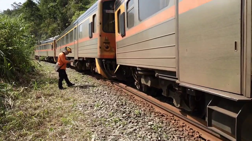 獨/第3節出軌車廂畫面曝！台鐵平溪線區間車意外　250旅客接駁轉搭公車