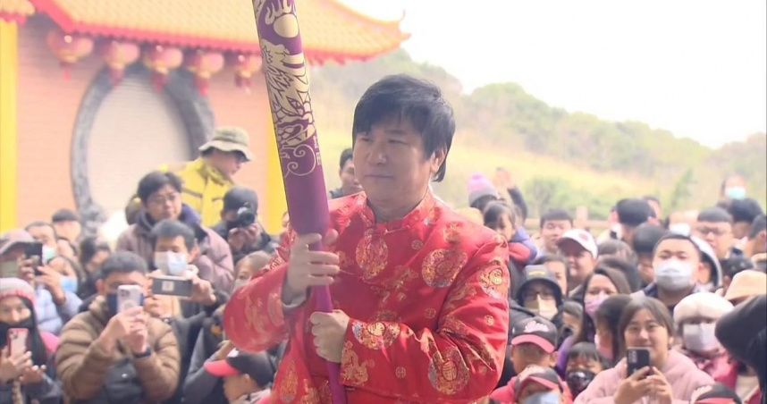 尷尬！胡瓜放送千元紅包爽爽送　偷吃掏「這根」慘遭抓包