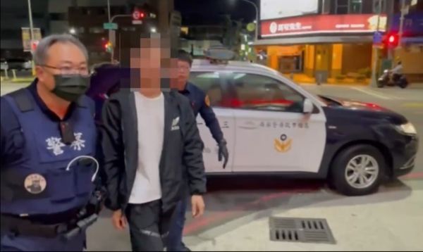 影/又見「真帝王行人」！高雄男插口袋穿車陣「走秀」　他慘吃2刑責