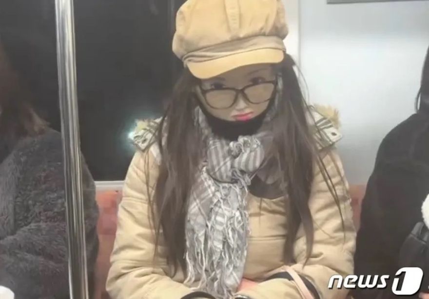 日本「詭異童女」現身各地！怪異面孔嚇壞遊客　網友點出真相