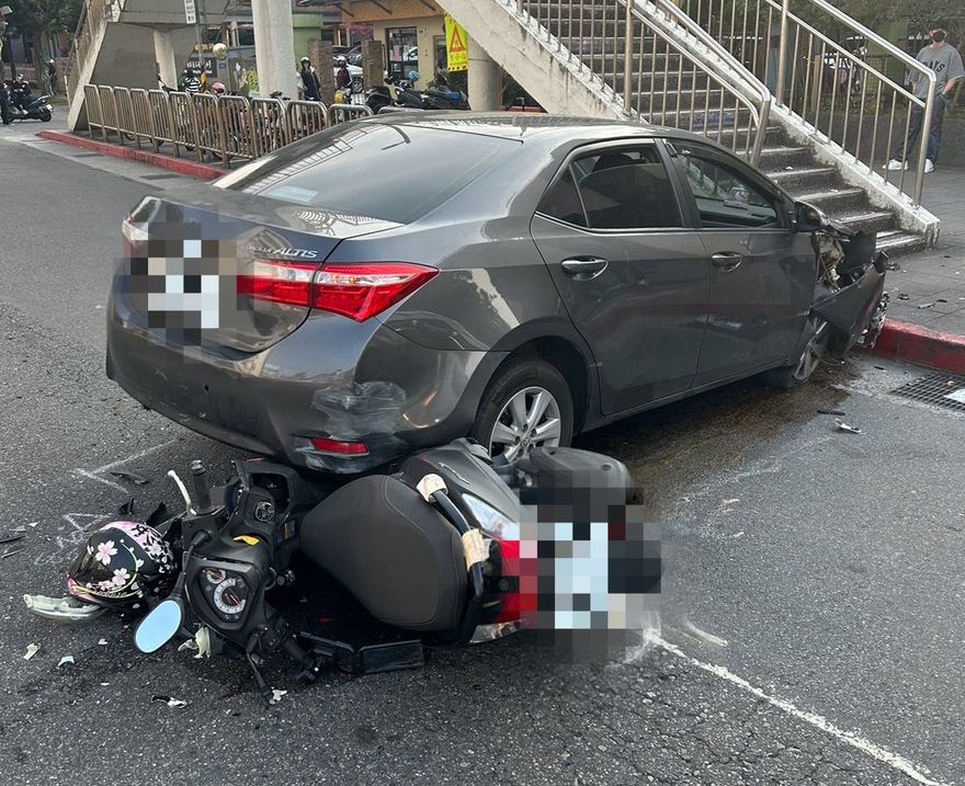 影/南港恍神駕駛撞天橋　車身壓斷芭蕾老師大腿　父心疼喊「不用工作我養得起」