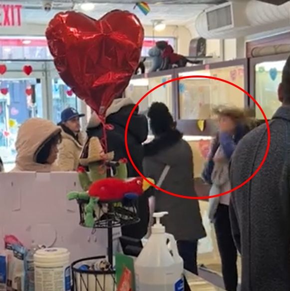 影/腳踹狗籠被趕出寵物店　女子心生不滿竟對身旁顧客「狠甩巴掌」
