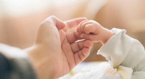 孩子會帶財係金耶！新手爸媽看寶寶手勢選號　幸運抱走100萬