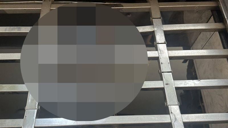 快訊/高雄疑開關故障惹禍！住家鐵捲門突啟動　男子右臂慘遭捲入「夾到見骨」