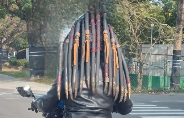 「外星人」進攻台南？駕駛停紅燈驚見騎士裝扮　激似美洲原住民「印地安人」
