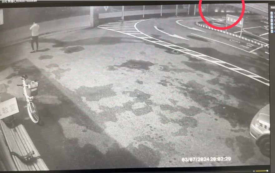 快訊/驚悚攻擊畫面曝！新店3民眾慘被外籍男持鋤頭劈傷　嫌犯驗出毒品反應