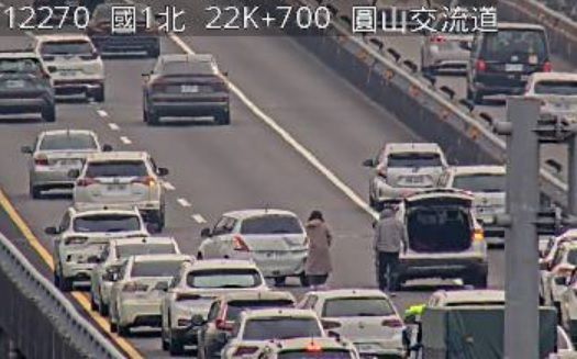 快訊/國1北向紫爆中！三重段2車追撞後7分鐘　圓山段又2輛「親」在一塊