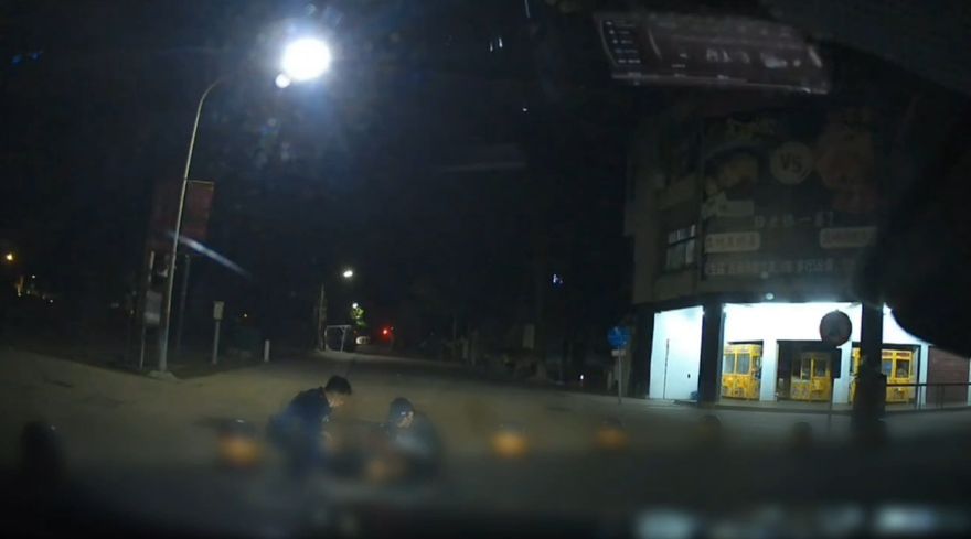 影/口角糾紛引殺機！台東「2打1」拿摺疊刀行兇　男遭刺胸濺血