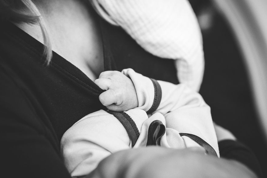 哺乳期寶媽遇車禍請假「被離職」　人資竟公開個資要求封殺她氣炸