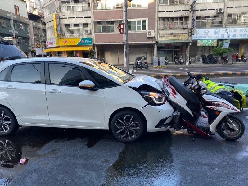 肇事完一旁吃檳榔悠哉聊天！　台中叼菸男猛撞拖行害工程師「腦死拔管」送辦
