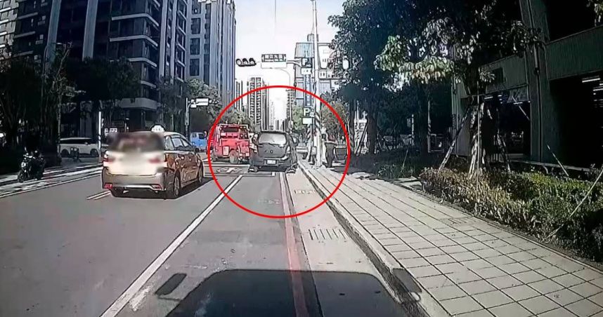 麥造！板橋囂張男不爽被拖「拿球棒狂捶拖吊車」　「掏槍」嚇警狼狽竄逃仍遭逮