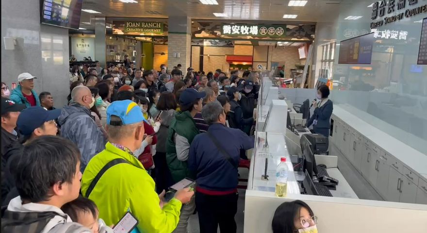 金門遇濃霧大停飛！破千旅客困機場　飛高雄至今一班都沒有