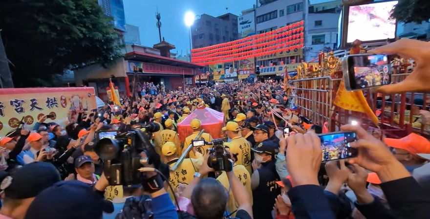 白沙屯媽祖/鎮瀾宮「三媽會」終了！媽祖兩度回頭超不捨　萬人送別超震撼