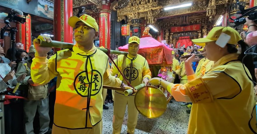 白沙屯媽祖/鑾轎為何稱「粉紅超跑」？粉紅帆布蓋頂　最高時速7公里