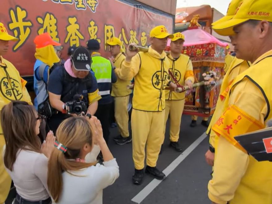 白沙屯媽祖/救救我女兒！慈母痛哭「不知能活多少年」　媽祖聞聲停轎聆聽