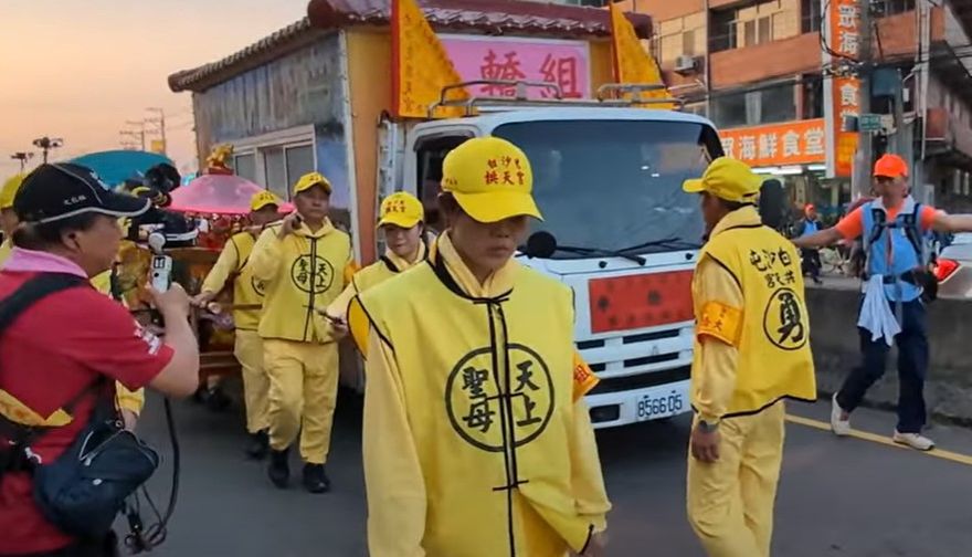 白沙屯媽祖/鑾轎突「貼著轎班車」慢慢走　原來是媽祖遇喪怕嚇到新魂