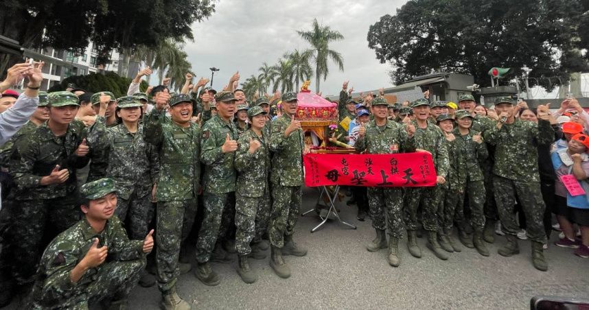 白沙屯媽祖/斗六阿兵哥大聲告白！媽祖聽了急轉彎　官兵爭相與聖母合影