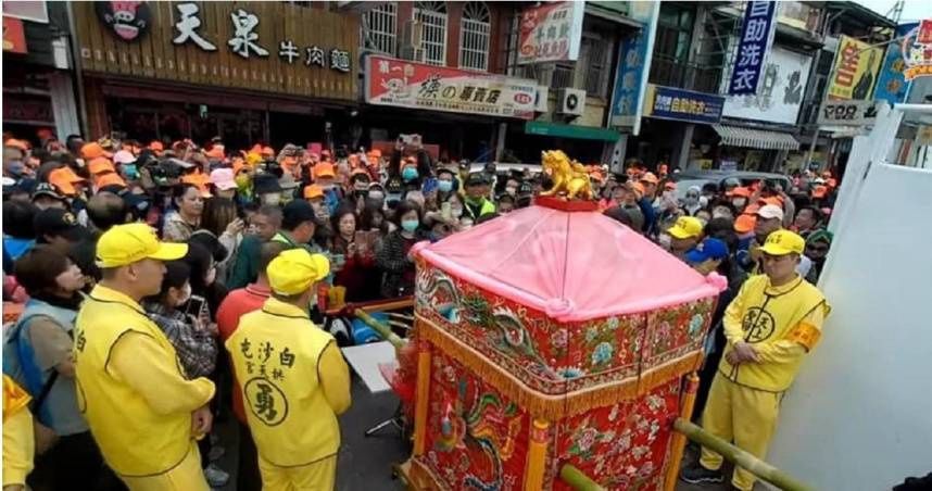 白沙屯媽祖/黑衣人跪拜求賜福...媽祖「繞道離開」　廟方曝原因：不要攔轎！