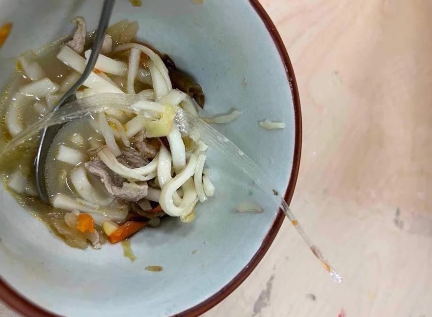 影/關綠島在吃的？宜蘭南澳致命食安危機　學生營養午餐驚見塑膠片、頭髮跟蟲屍