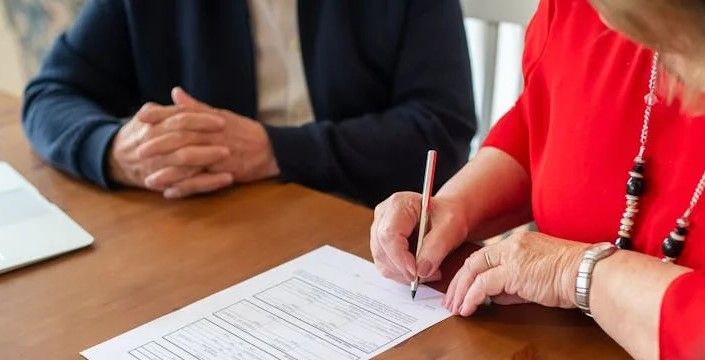 保險老客戶罹癌病逝...保險公司驟變嘴臉！硬扯「非併發症不賠」　家屬心寒