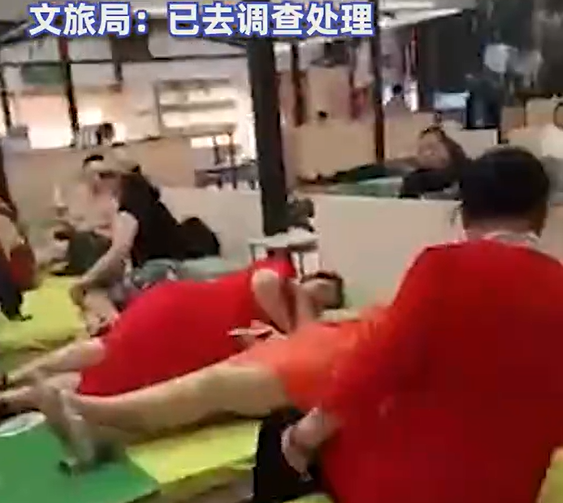 「不買就不准走」！遊雲南遭惡導遊強迫購物　37團客直接「躺下睡覺」反擊